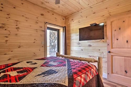 Spacious Mountain Retreat With Hot Tub And Views!