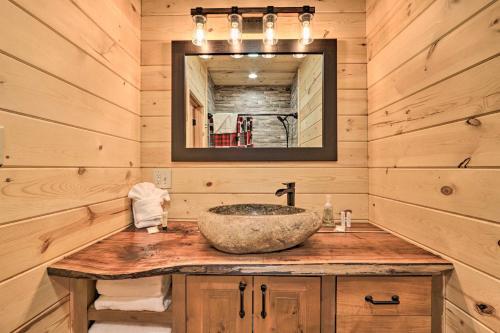 Spacious Mountain Retreat With Hot Tub And Views!