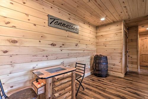 Spacious Mountain Retreat With Hot Tub And Views!