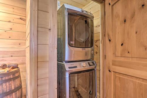 Spacious Mountain Retreat With Hot Tub And Views!
