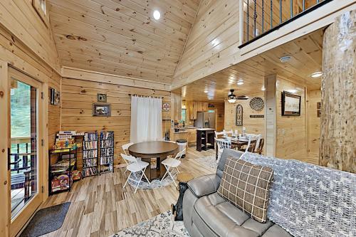 Mountain Wolf's Cabin - Basecamp Near Downtown Home
