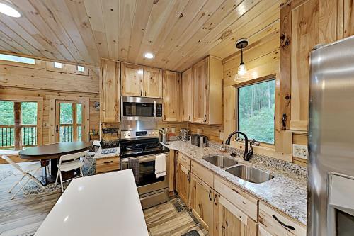 Mountain Wolf's Cabin - Basecamp Near Downtown Home