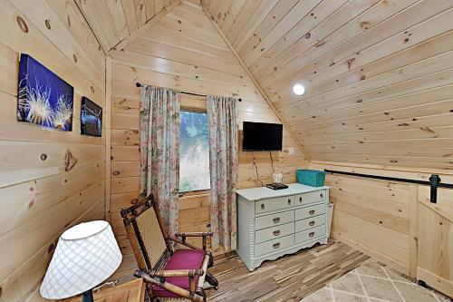 Mountain Wolf's Cabin - Basecamp Near Downtown Home