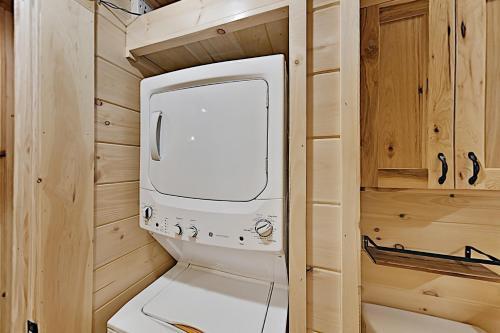 Mountain Wolf's Cabin - Basecamp Near Downtown Home