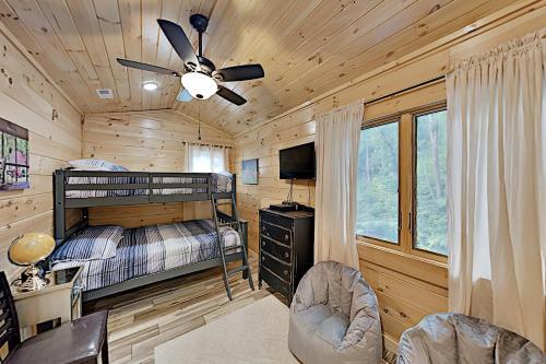 Mountain Wolf's Cabin - Basecamp Near Downtown Home
