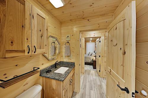 Mountain Wolf's Cabin - Basecamp Near Downtown Home