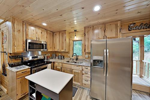 Mountain Wolf's Cabin - Basecamp Near Downtown Home