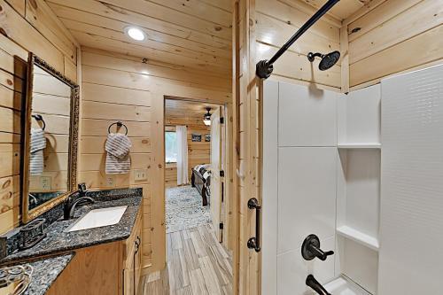 Mountain Wolf's Cabin - Basecamp Near Downtown Home