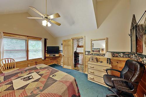 The Bear Essentials Getaway With Hot Tub Cabin