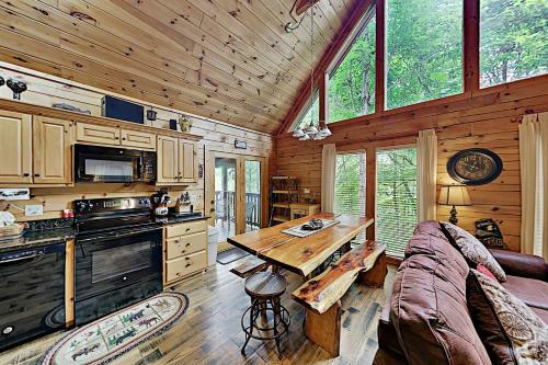 The Bear Essentials Getaway With Hot Tub Cabin