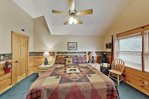 The Bear Essentials Getaway With Hot Tub Cabin