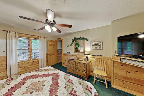 The Bear Essentials Getaway With Hot Tub Cabin