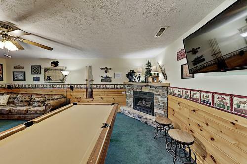 The Bear Essentials Getaway With Hot Tub Cabin