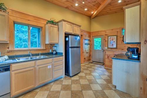 Cabin With Mount Leconte Views, Hot Tub, Pool Table!