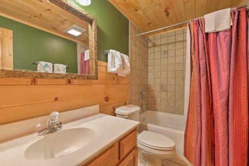 Cabin With Mount Leconte Views, Hot Tub, Pool Table!