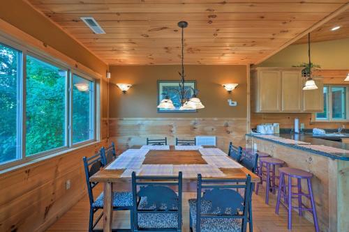 Cabin With Mount Leconte Views, Hot Tub, Pool Table!