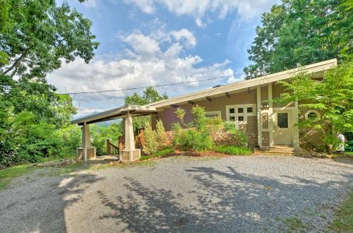 Cabin With Mount Leconte Views, Hot Tub, Pool Table!