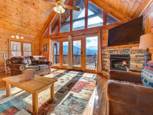 Timeless Mountain View, 3 Bedrooms, Pool Access, Hot Tub, Arcade, Sleeps 10