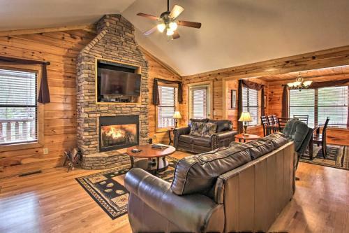 Gatlinburg High End Cabin: Hot Tub, Pool Table, And More!