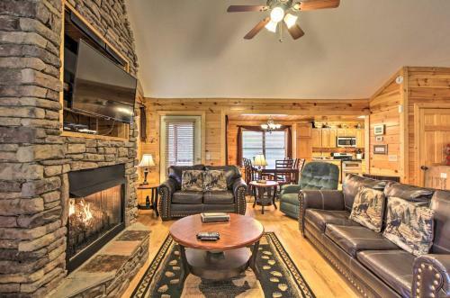 Gatlinburg High End Cabin: Hot Tub, Pool Table, And More!