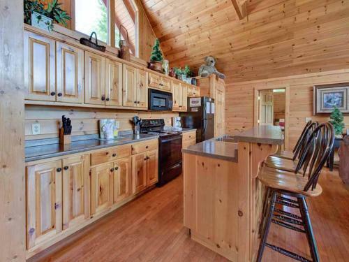 Eagles Point Lodge, 4 Bedrooms, Sleeps 16, View, Pool Access, Game Room