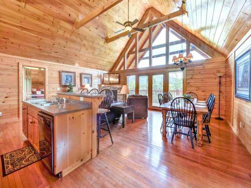 Eagles Point Lodge, 4 Bedrooms, Sleeps 16, View, Pool Access, Game Room