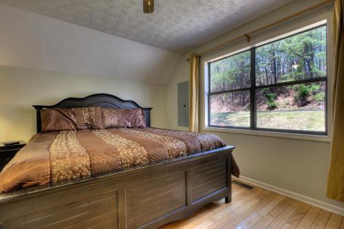 Bear Run Getaway #1136 By Aunt Bug's Cabin Rentals
