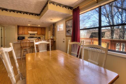 Bear Run Getaway #1136 By Aunt Bug's Cabin Rentals