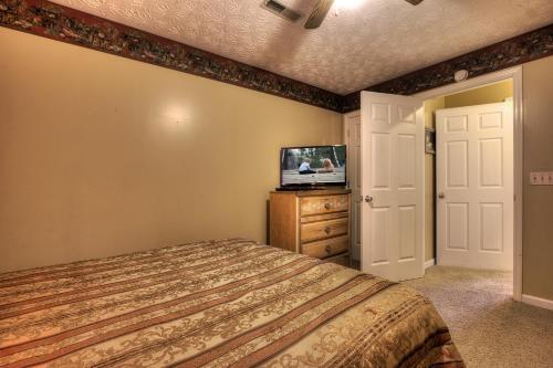 Bear Run Getaway #1136 By Aunt Bug's Cabin Rentals