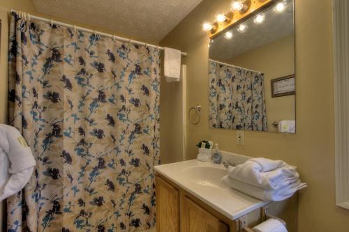 Bear Run Getaway #1136 By Aunt Bug's Cabin Rentals