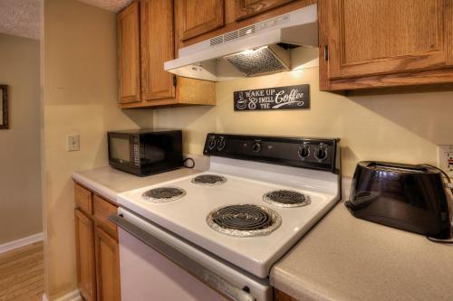 Bear Run Getaway #1136 By Aunt Bug's Cabin Rentals