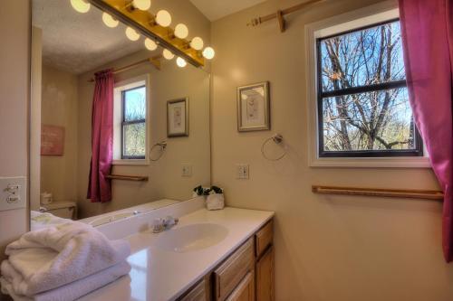 Bear Run Getaway #1136 By Aunt Bug's Cabin Rentals