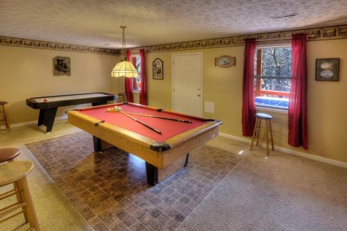 Bear Run Getaway #1136 By Aunt Bug's Cabin Rentals