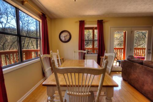 Bear Run Getaway #1136 By Aunt Bug's Cabin Rentals