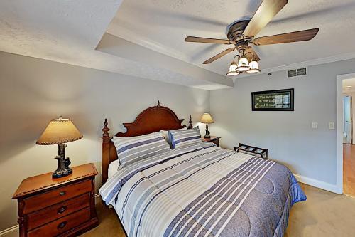 Apartamento Luxe Creekside End Unit With Pool - Walk Downtown! Condo