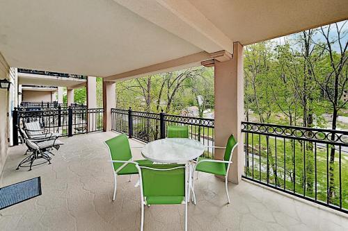 Apartamento Luxe Creekside End Unit With Pool - Walk Downtown! Condo
