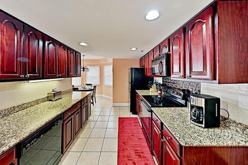 Apartamento Luxe Creekside End Unit With Pool - Walk Downtown! Condo