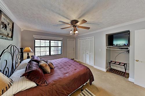 Apartamento Luxe Creekside End Unit With Pool - Walk Downtown! Condo