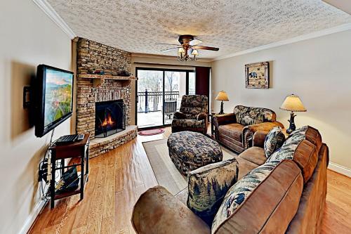 Apartamento Luxe Creekside End Unit With Pool - Walk Downtown! Condo