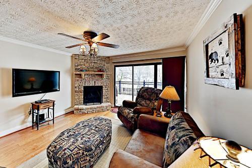 Apartamento Luxe Creekside End Unit With Pool - Walk Downtown! Condo