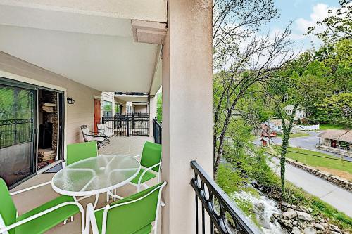 Apartamento Luxe Creekside End Unit With Pool - Walk Downtown! Condo