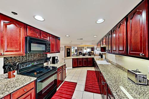 Apartamento Luxe Creekside End Unit With Pool - Walk Downtown! Condo