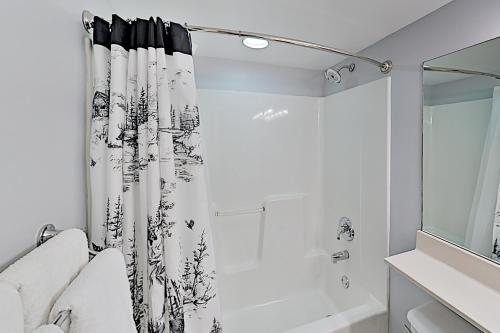 Apartamento Luxe Creekside End Unit With Pool - Walk Downtown! Condo