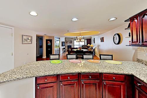 Apartamento Luxe Creekside End Unit With Pool - Walk Downtown! Condo