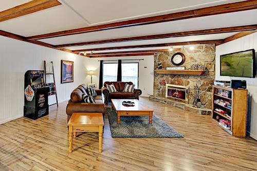 Apartamento New Listing! Mountain Marvel With Fireplace Condo