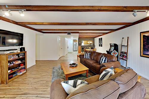 Apartamento New Listing! Mountain Marvel With Fireplace Condo