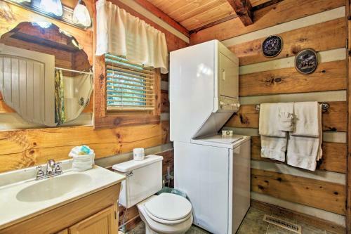 Secluded Forest Cabin - 4 Mi To Dwntwn Gatlinburg!