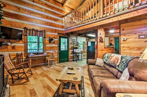 Secluded Forest Cabin - 4 Mi To Dwntwn Gatlinburg!