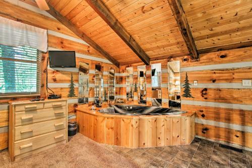 Secluded Forest Cabin - 4 Mi To Dwntwn Gatlinburg!