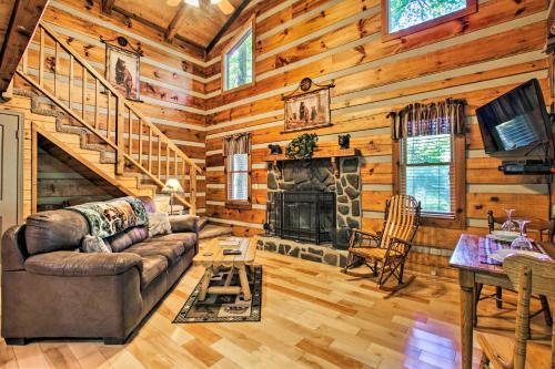 Secluded Forest Cabin - 4 Mi To Dwntwn Gatlinburg!